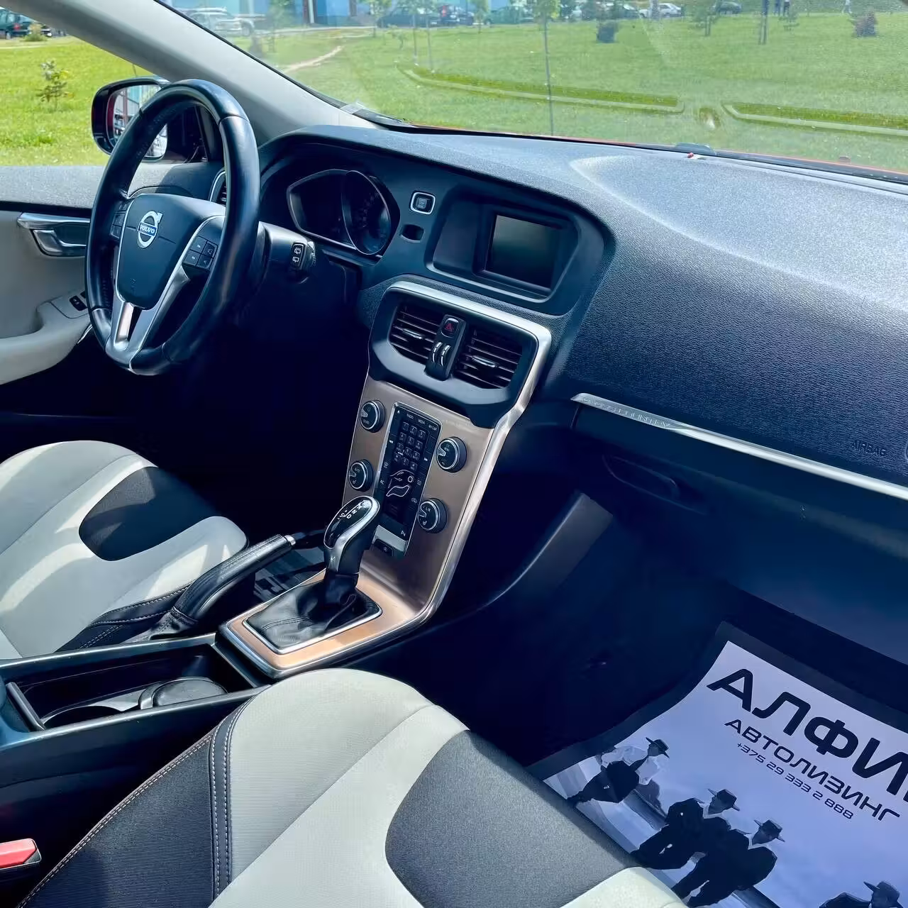 Volvo V40 Cross Country фото 10