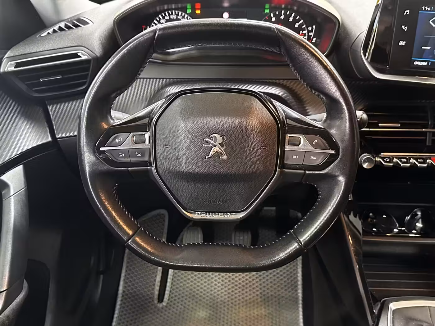 Peugeot 2008 фото 11