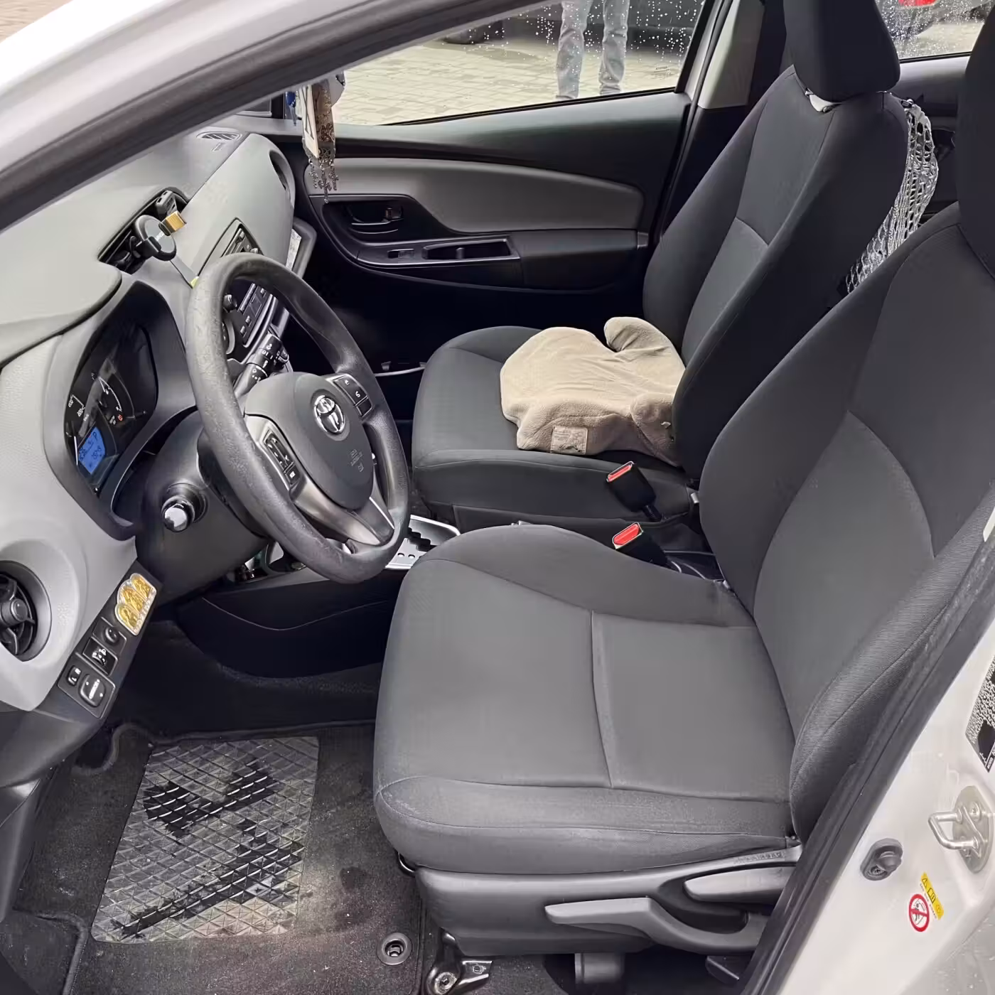 Toyota Yaris фото 12