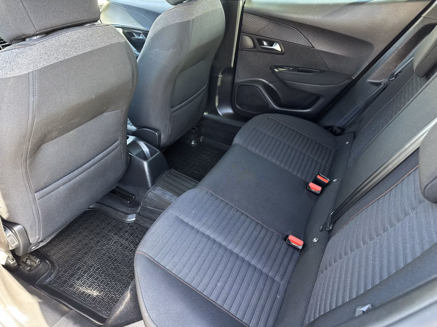 Peugeot 2008 фото 9