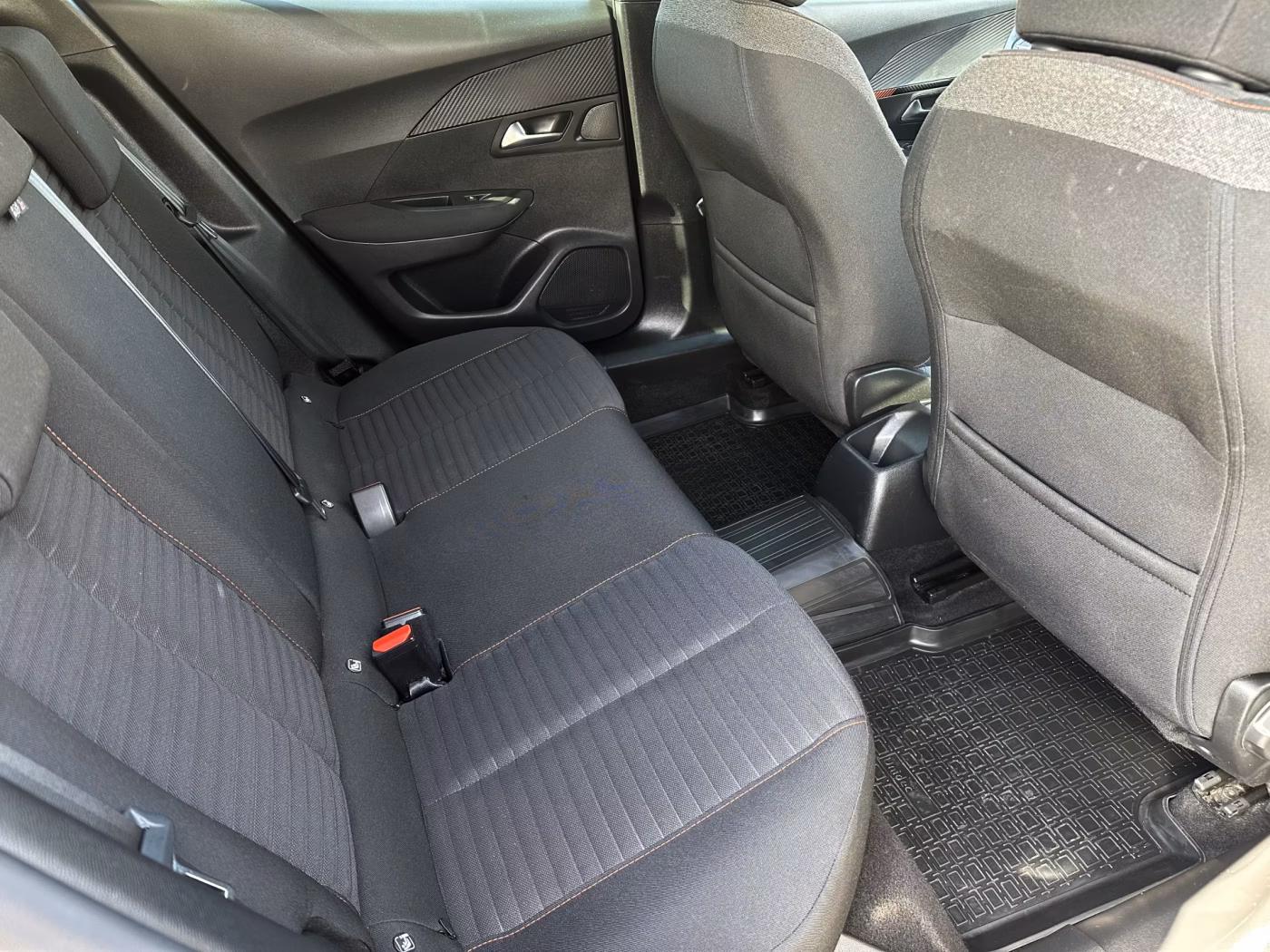 Peugeot 2008 фото 11