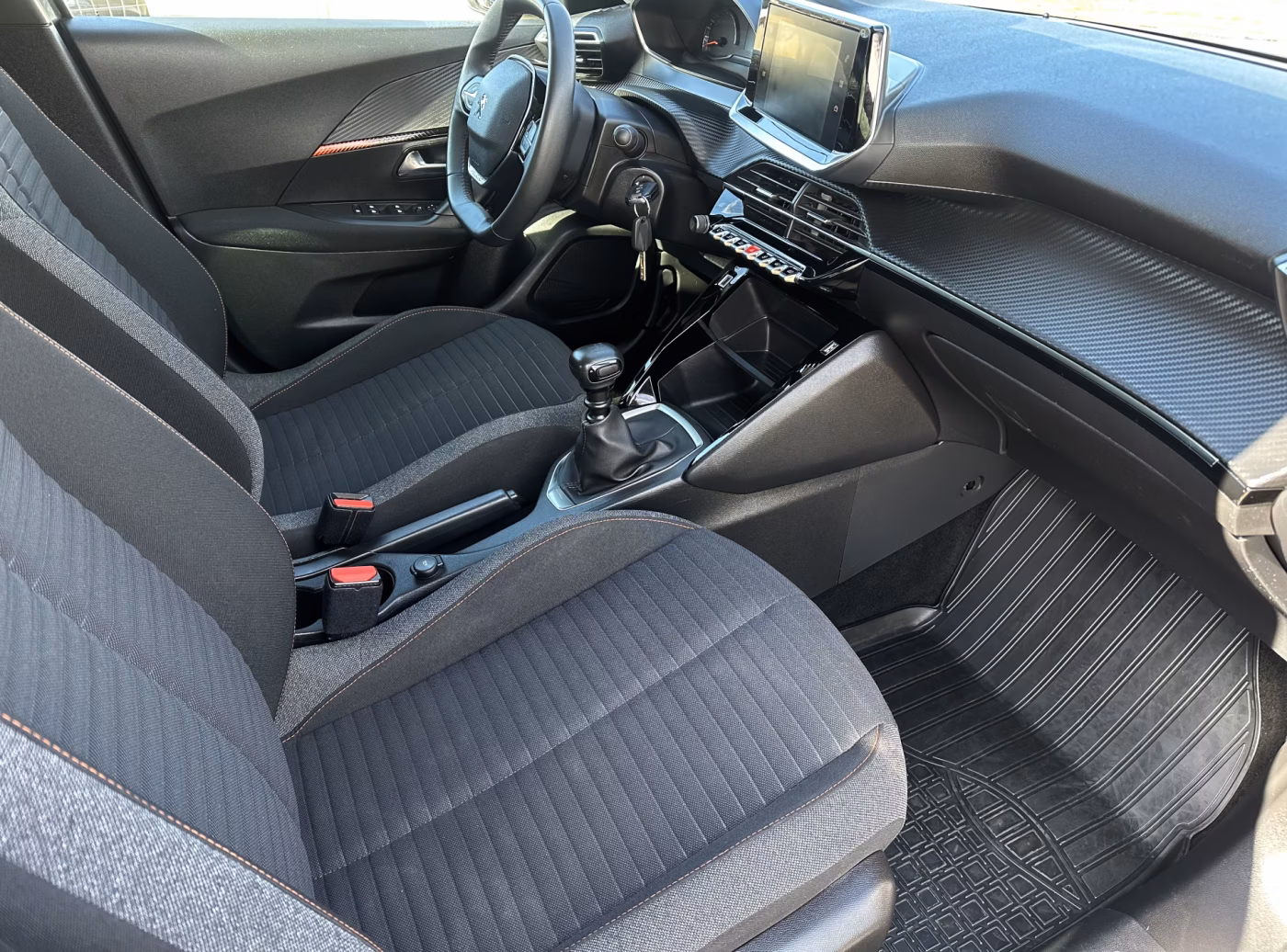 Peugeot 2008 фото 12