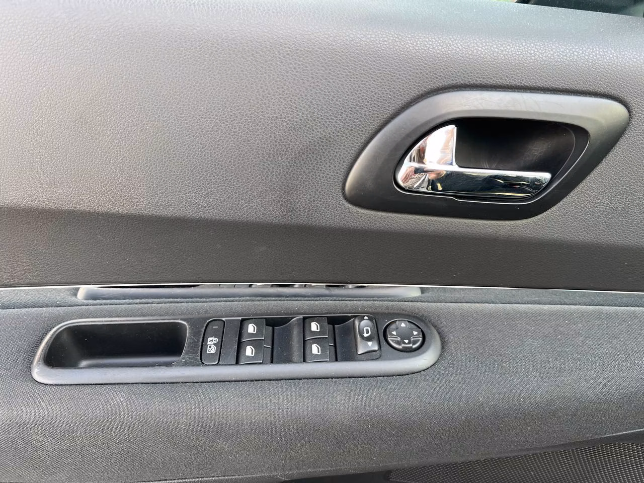 Peugeot 5008 фото 10