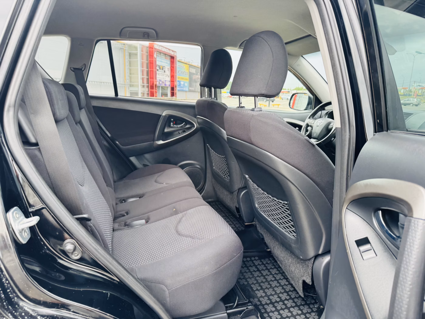Toyota RAV4 фото 7