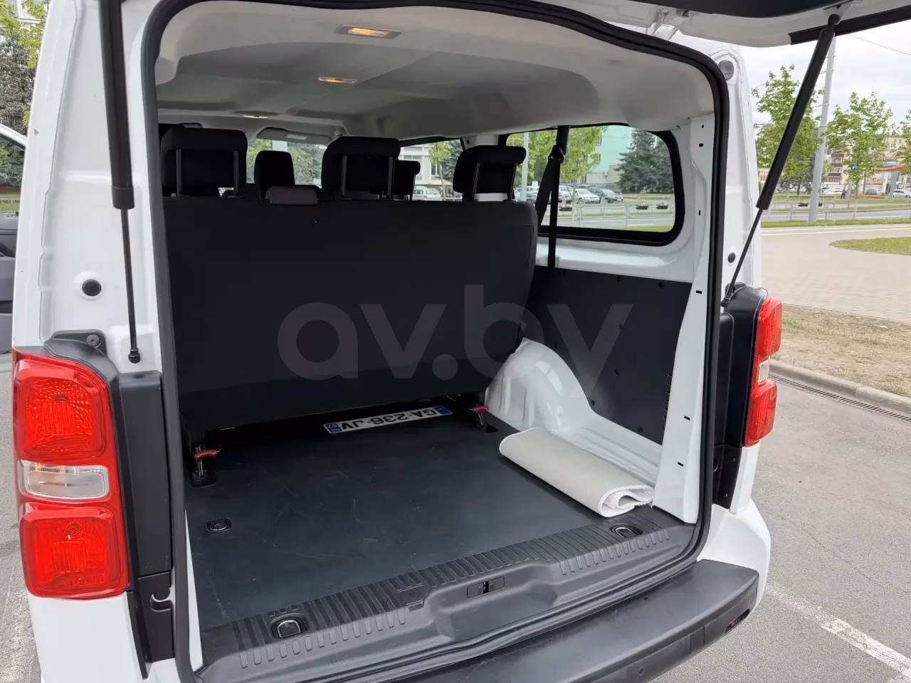Peugeot Traveller фото 10