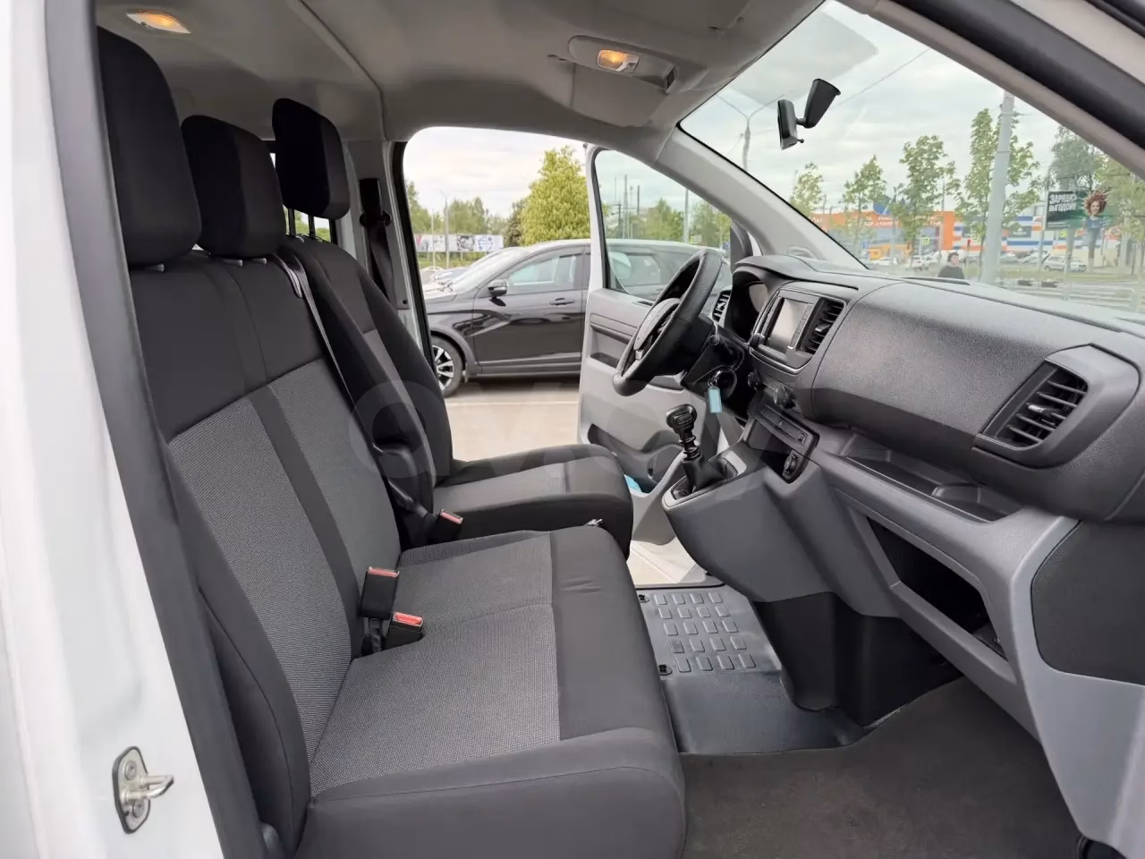 Peugeot Traveller фото 13