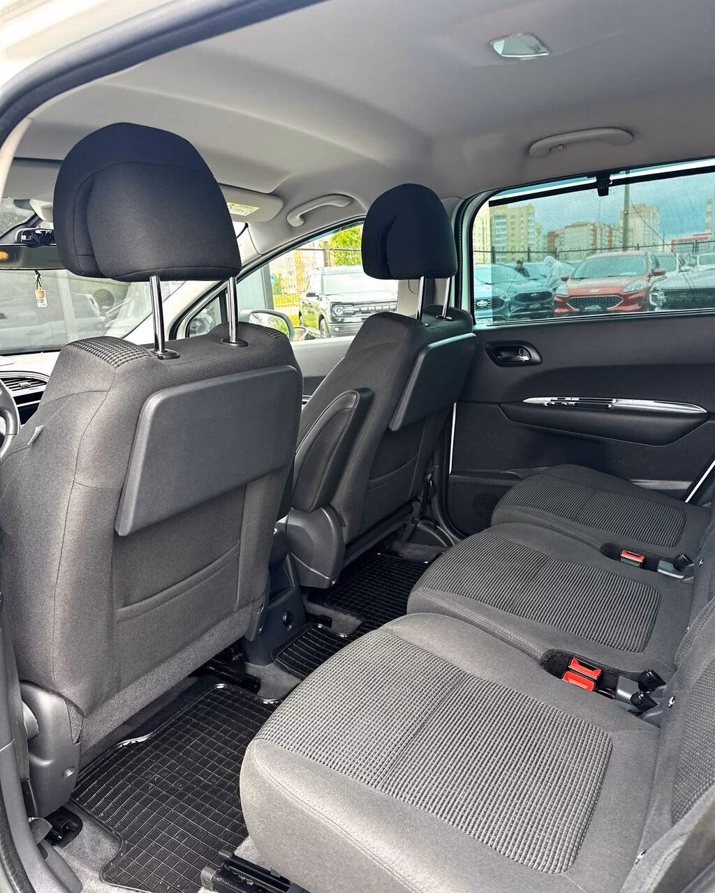 Peugeot 5008 фото 12