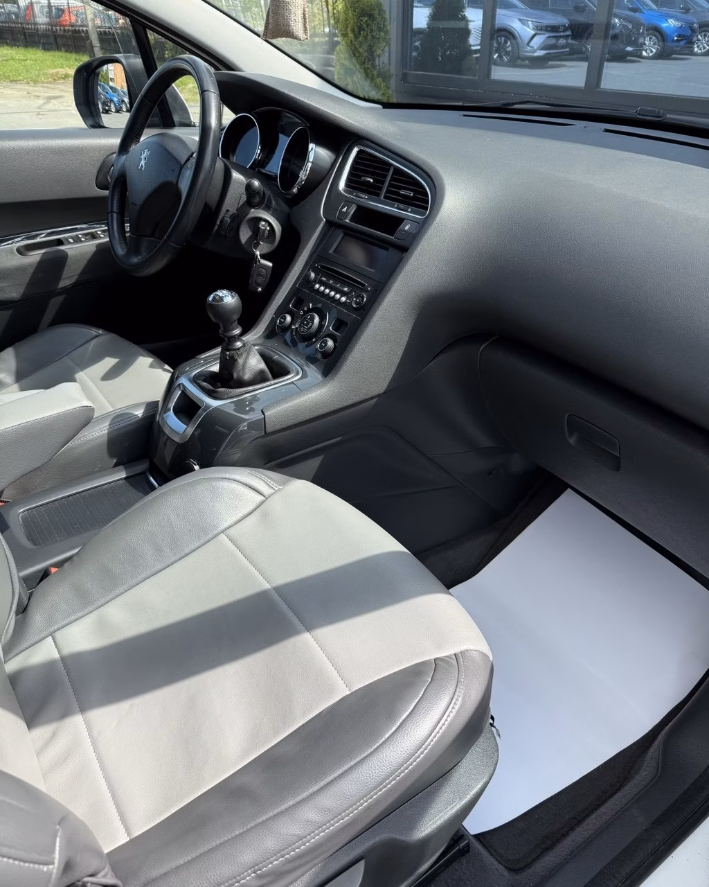 Peugeot 5008 фото 10