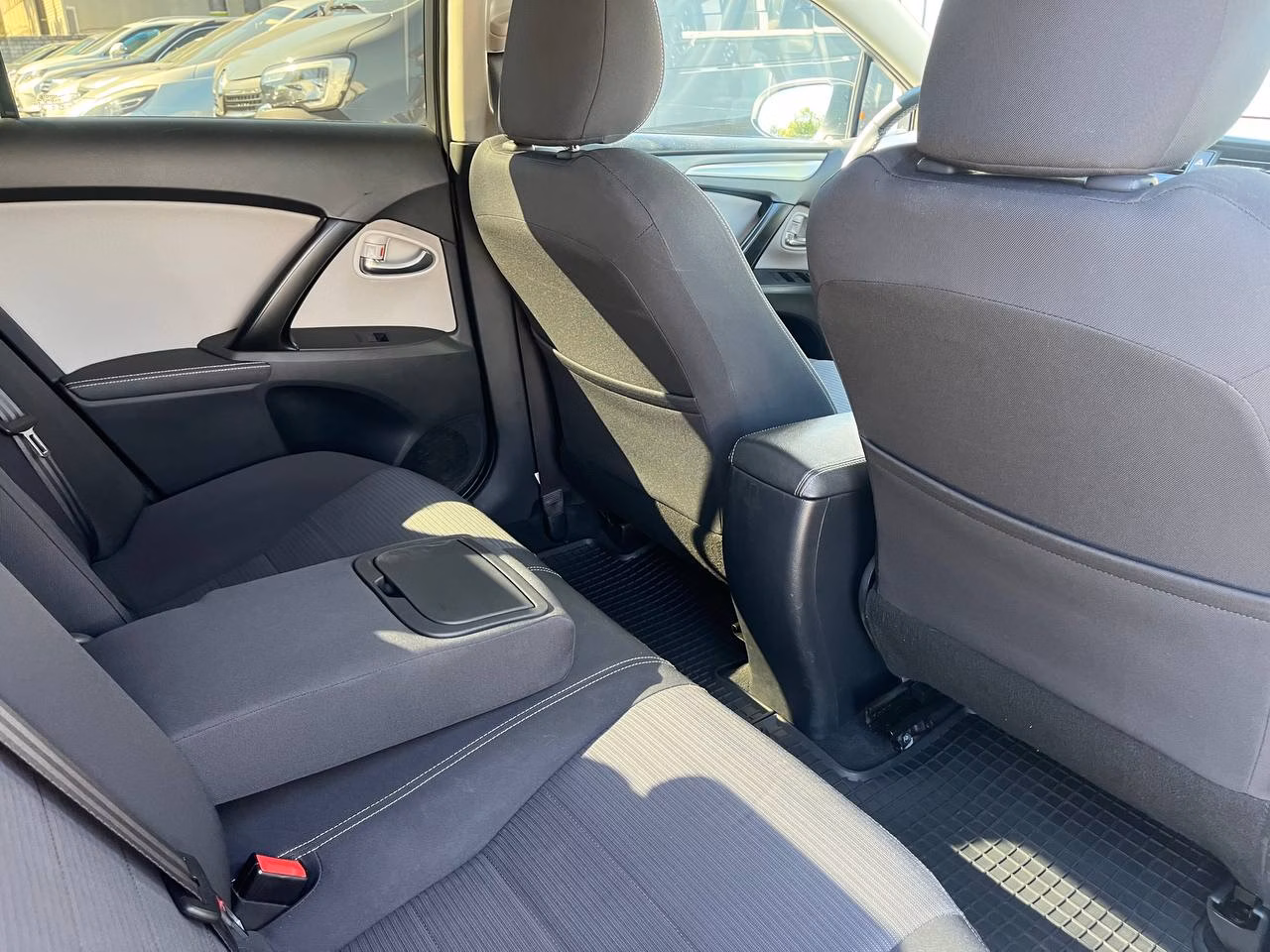 Toyota Avensis фото 14