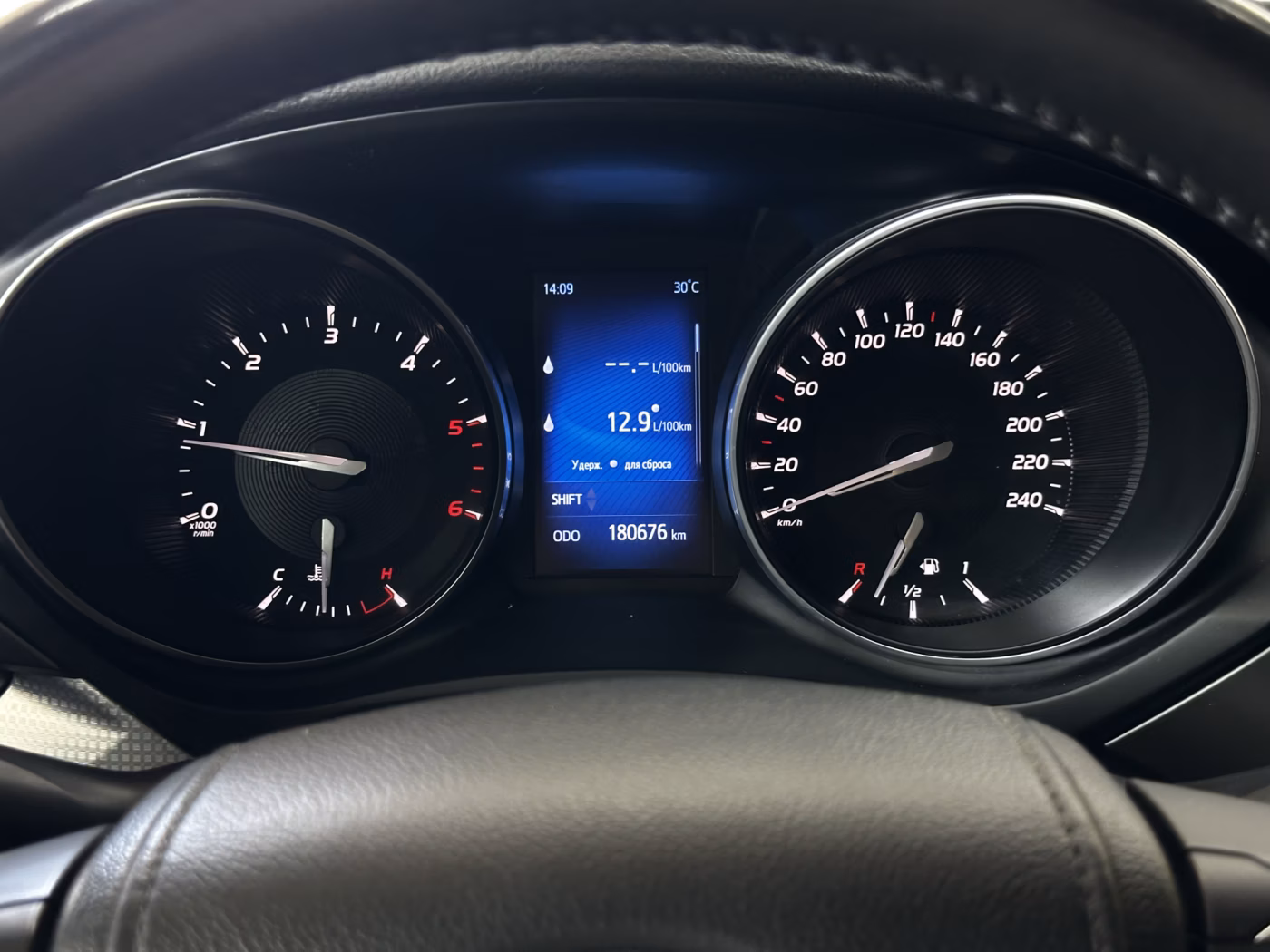 Toyota Avensis фото 12