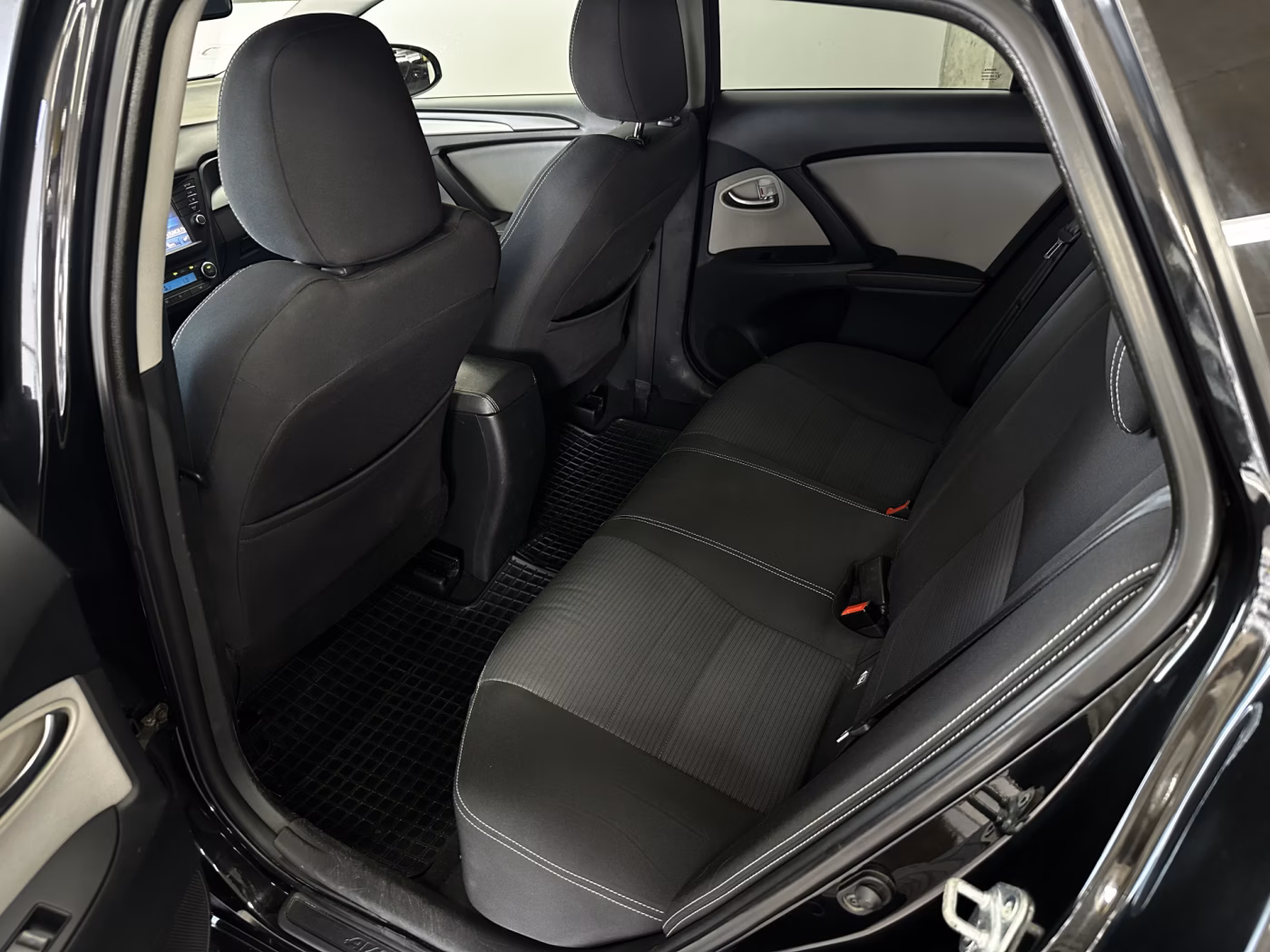 Toyota Avensis фото 14