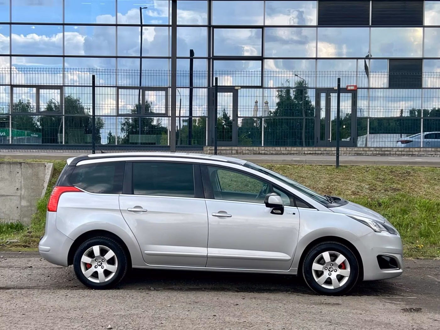 Peugeot 5008 фото 10