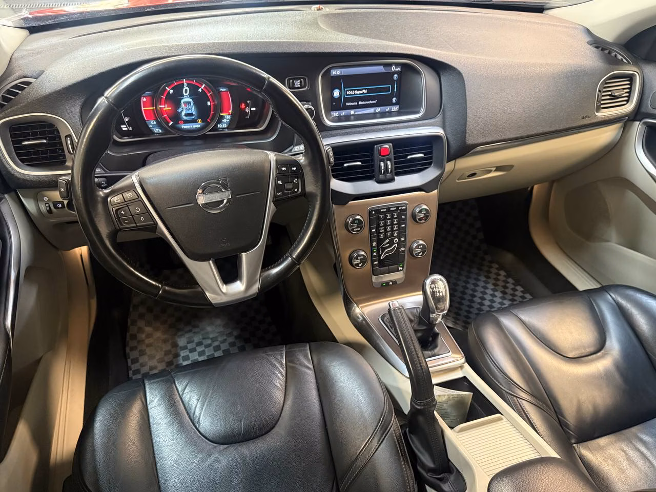 Volvo V40 Cross Country фото 12