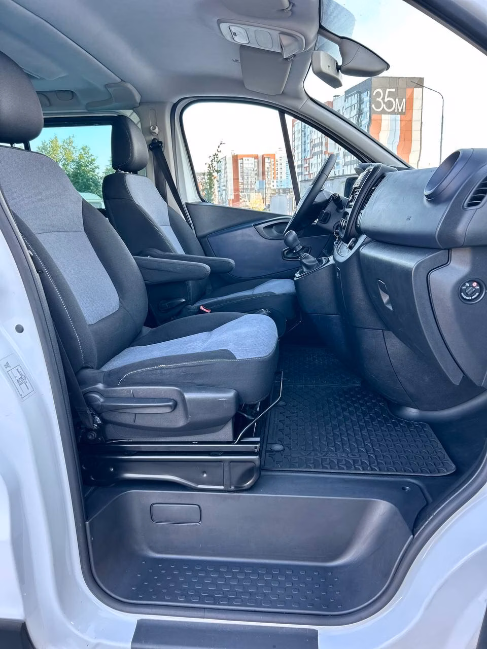 Opel Vivaro фото 9