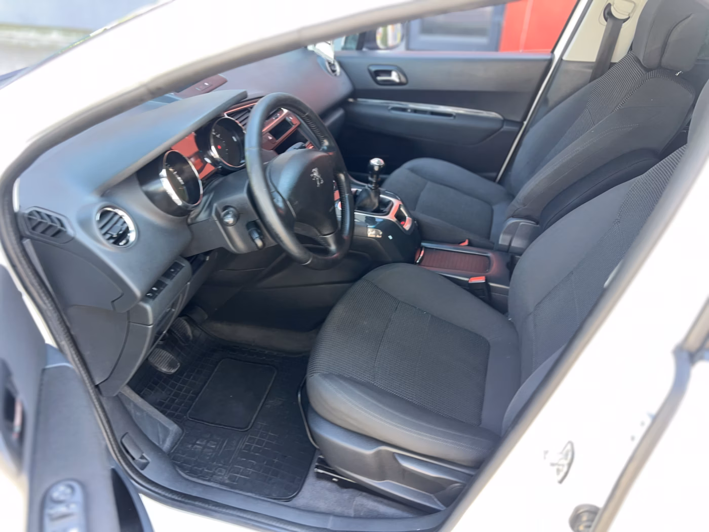 Peugeot 5008 фото 10