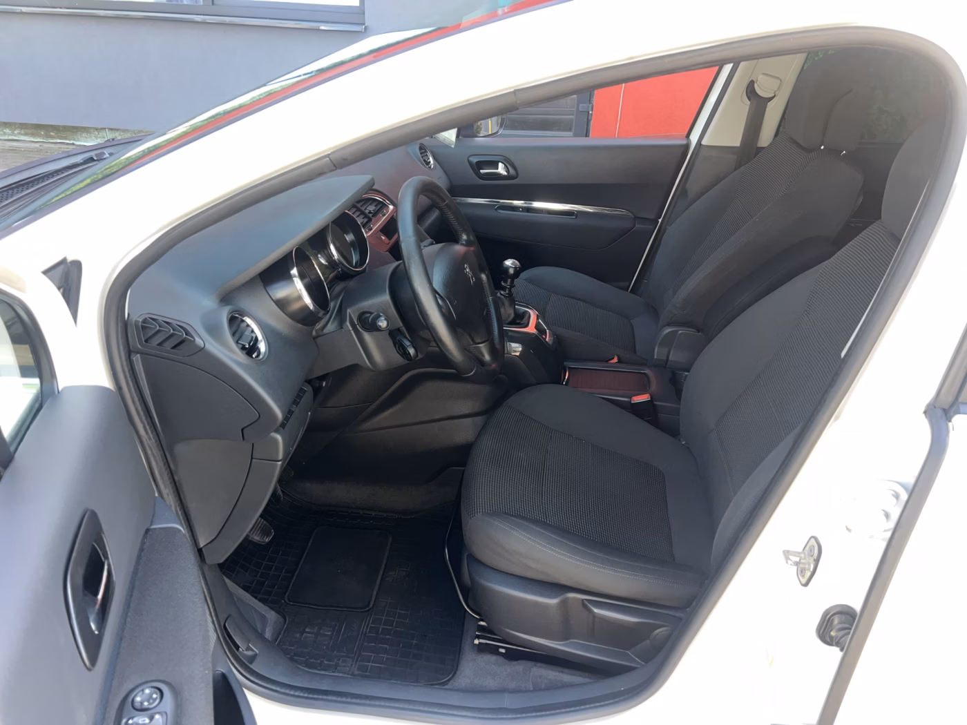 Peugeot 5008 фото 17