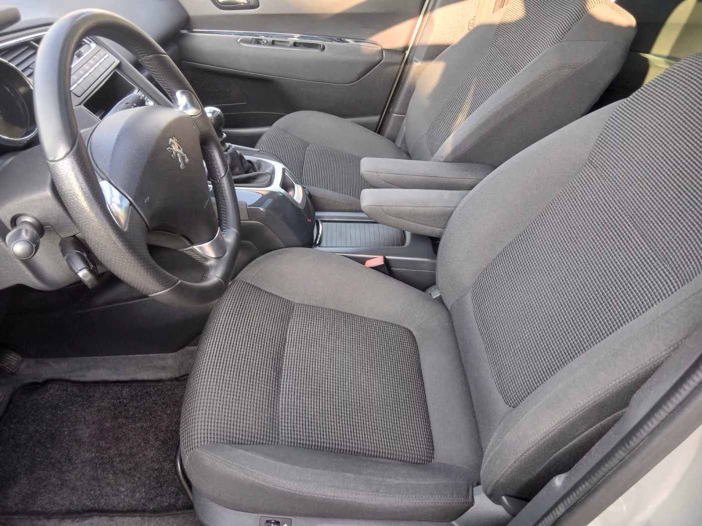 Peugeot 5008 фото 17