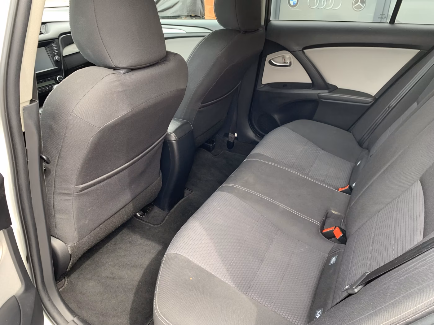 Toyota Avensis фото 12