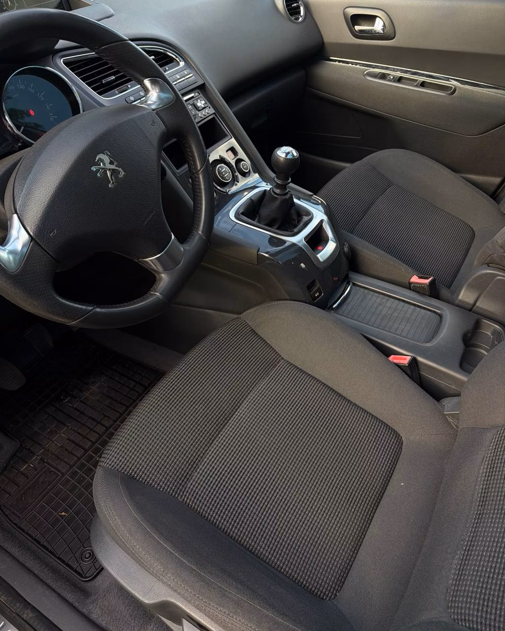 Peugeot 5008 фото 10