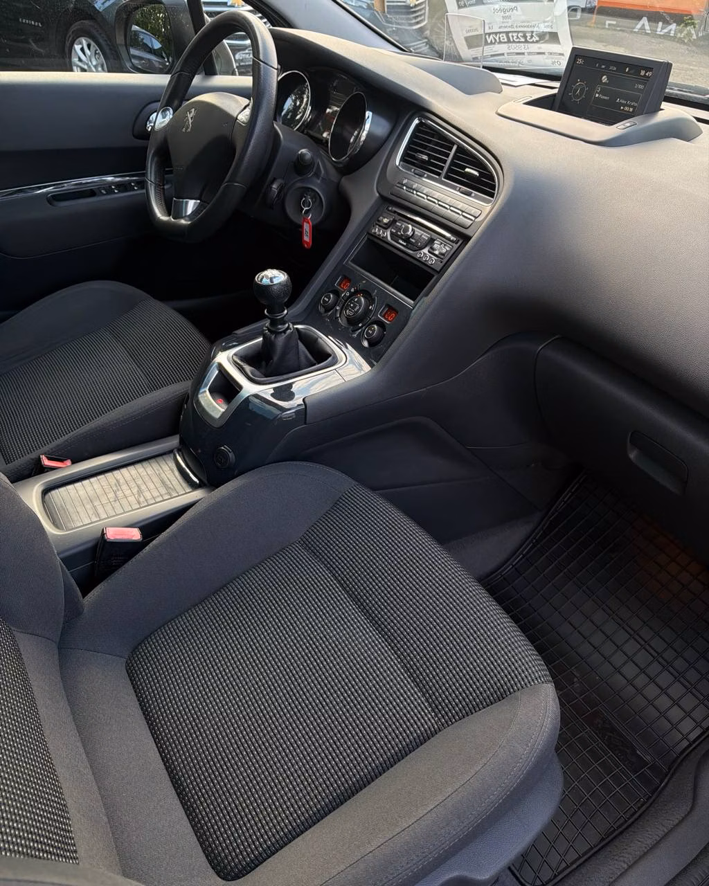 Peugeot 5008 фото 13
