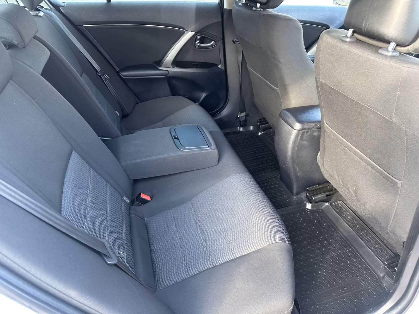 Toyota Avensis фото 11
