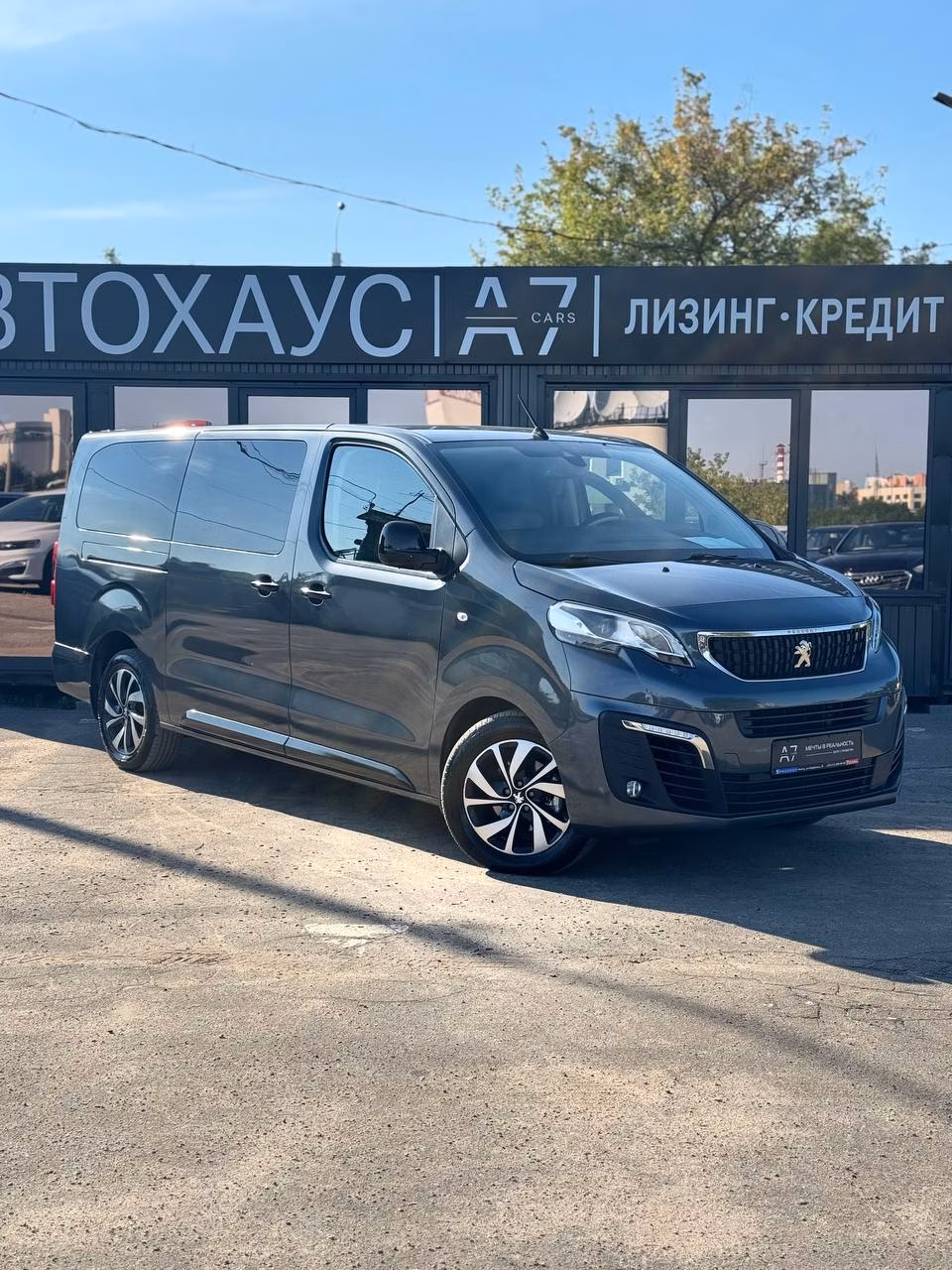 Peugeot Traveller фото 2