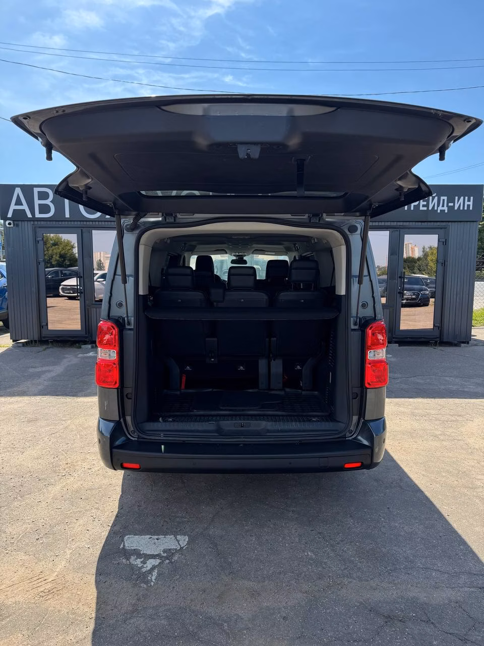 Peugeot Traveller фото 8