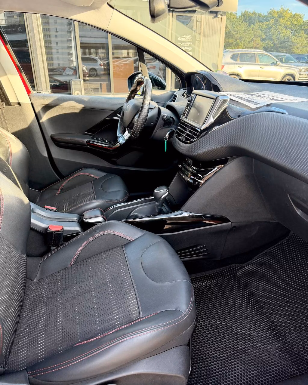 Peugeot 2008 фото 12
