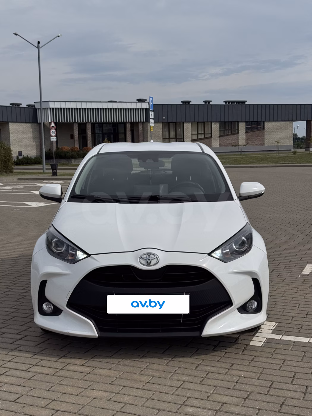 Toyota Yaris фото 2