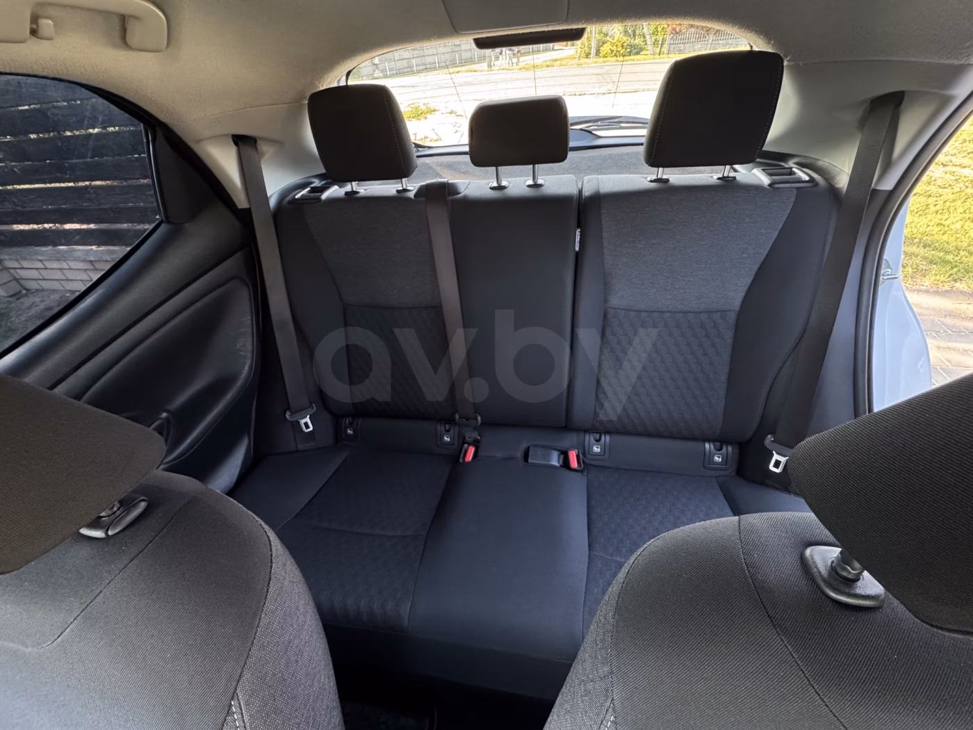 Toyota Yaris фото 16