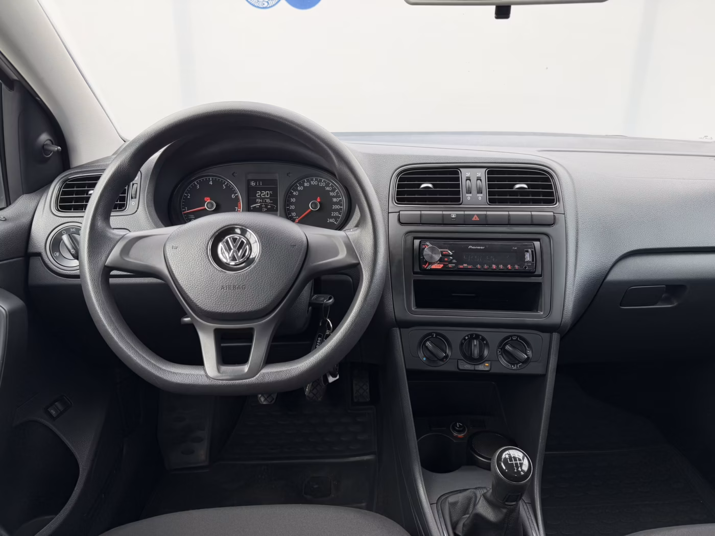 Volkswagen Polo Sedan фото 12