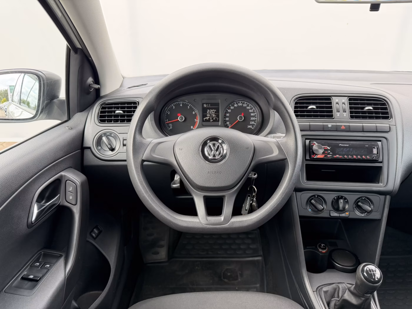 Volkswagen Polo Sedan фото 13