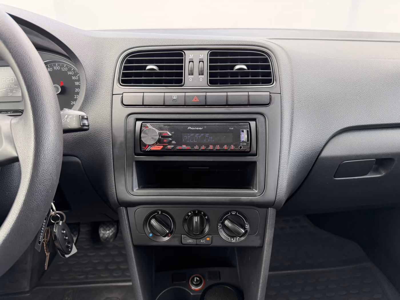 Volkswagen Polo Sedan фото 14