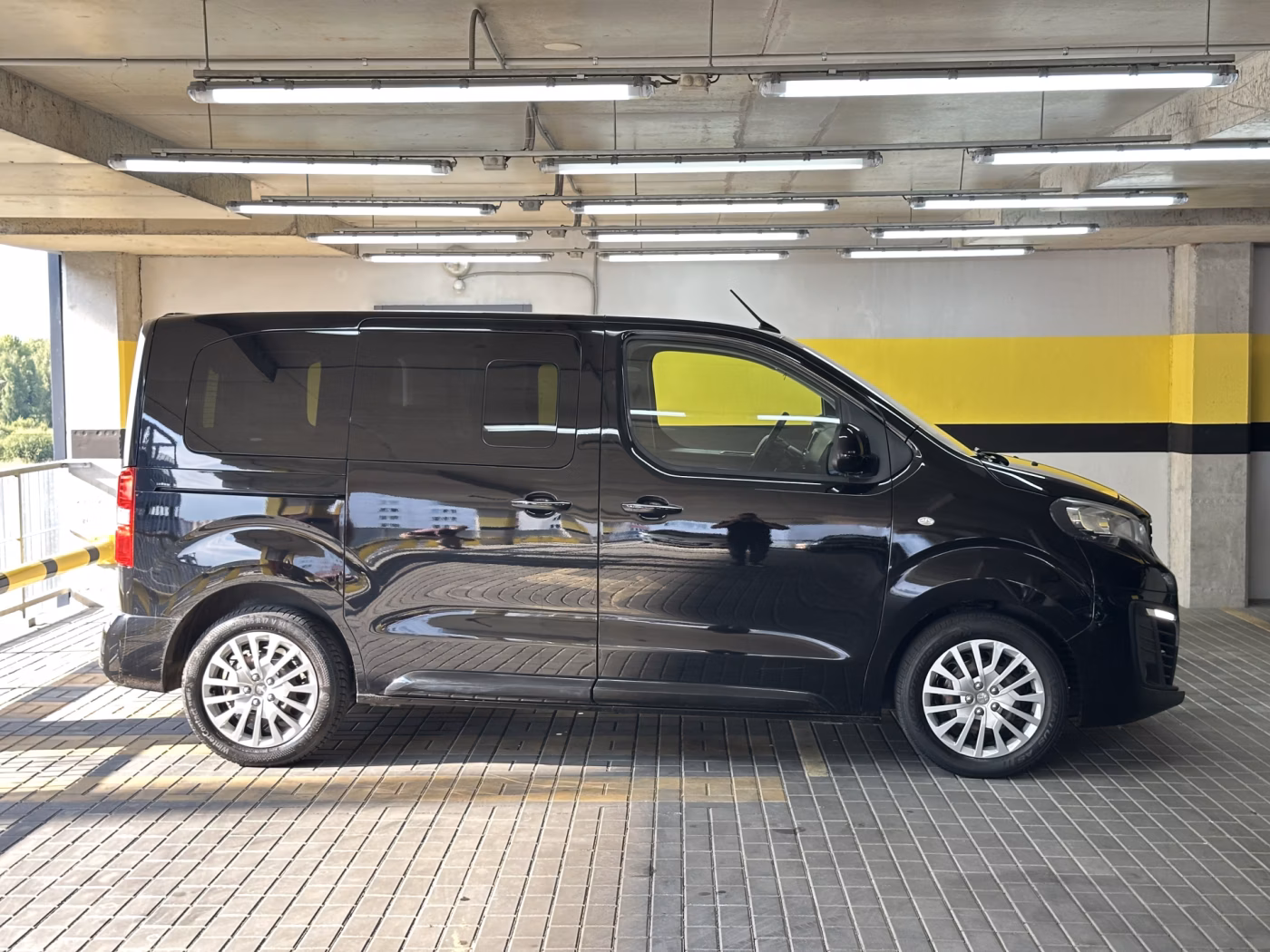 Peugeot Traveller фото 8