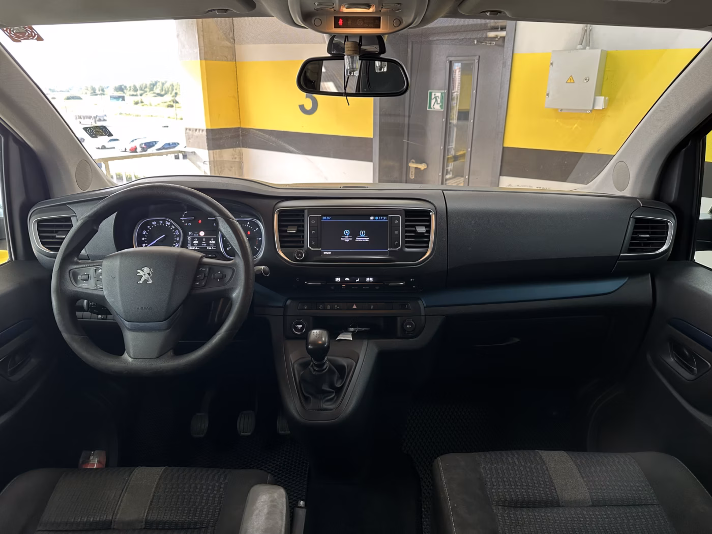Peugeot Traveller фото 9