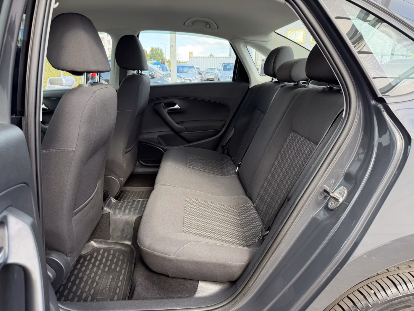 Volkswagen Polo Sedan фото 8
