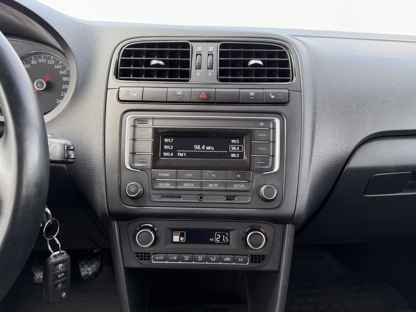 Volkswagen Polo Sedan фото 14