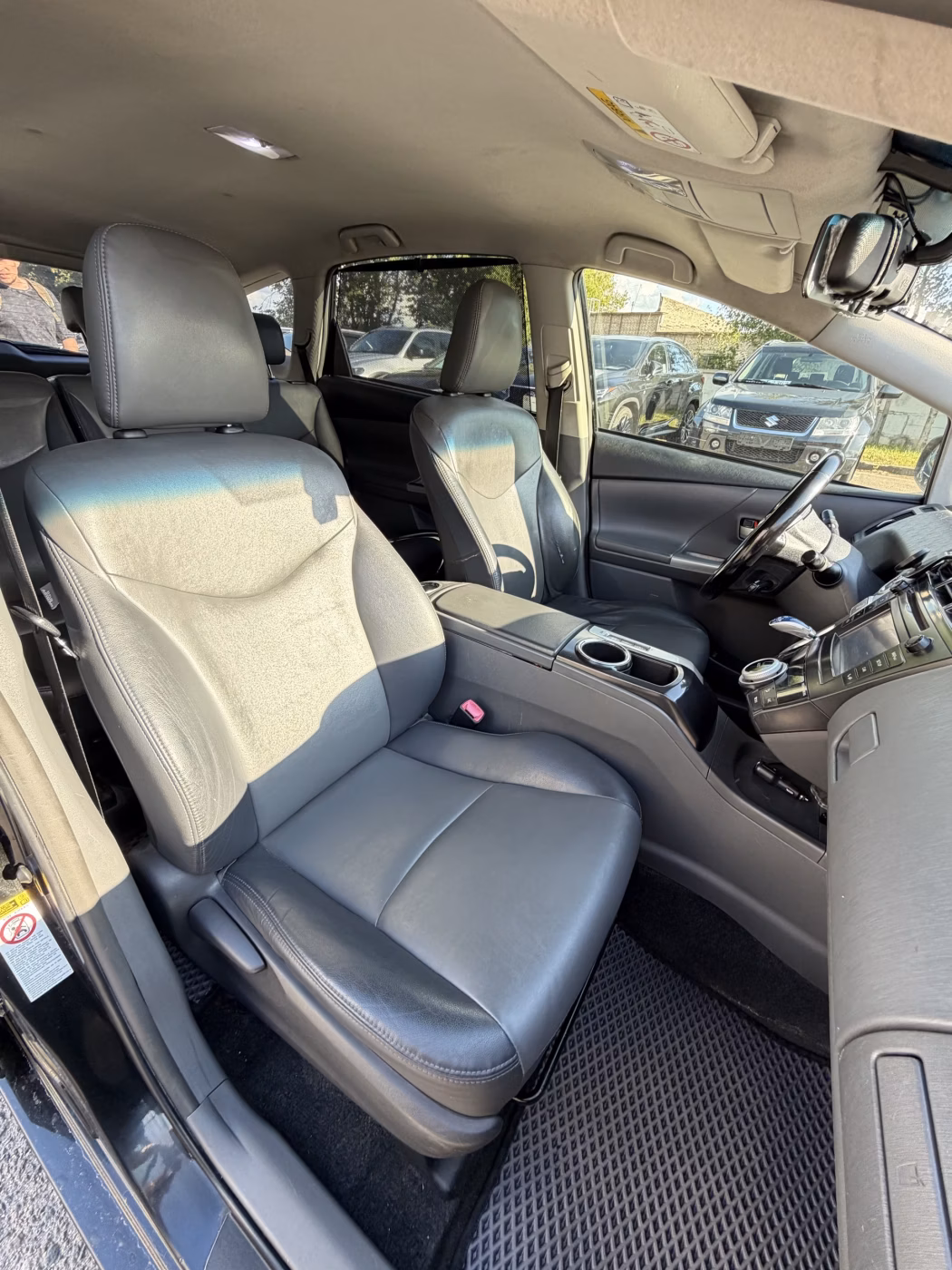 Toyota Prius V(+) фото 9