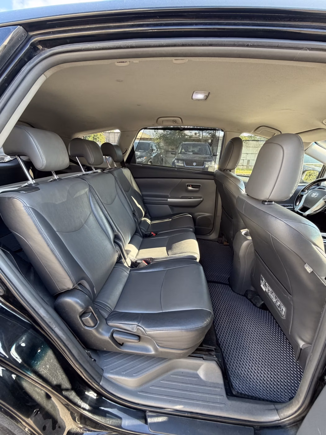 Toyota Prius V(+) фото 10