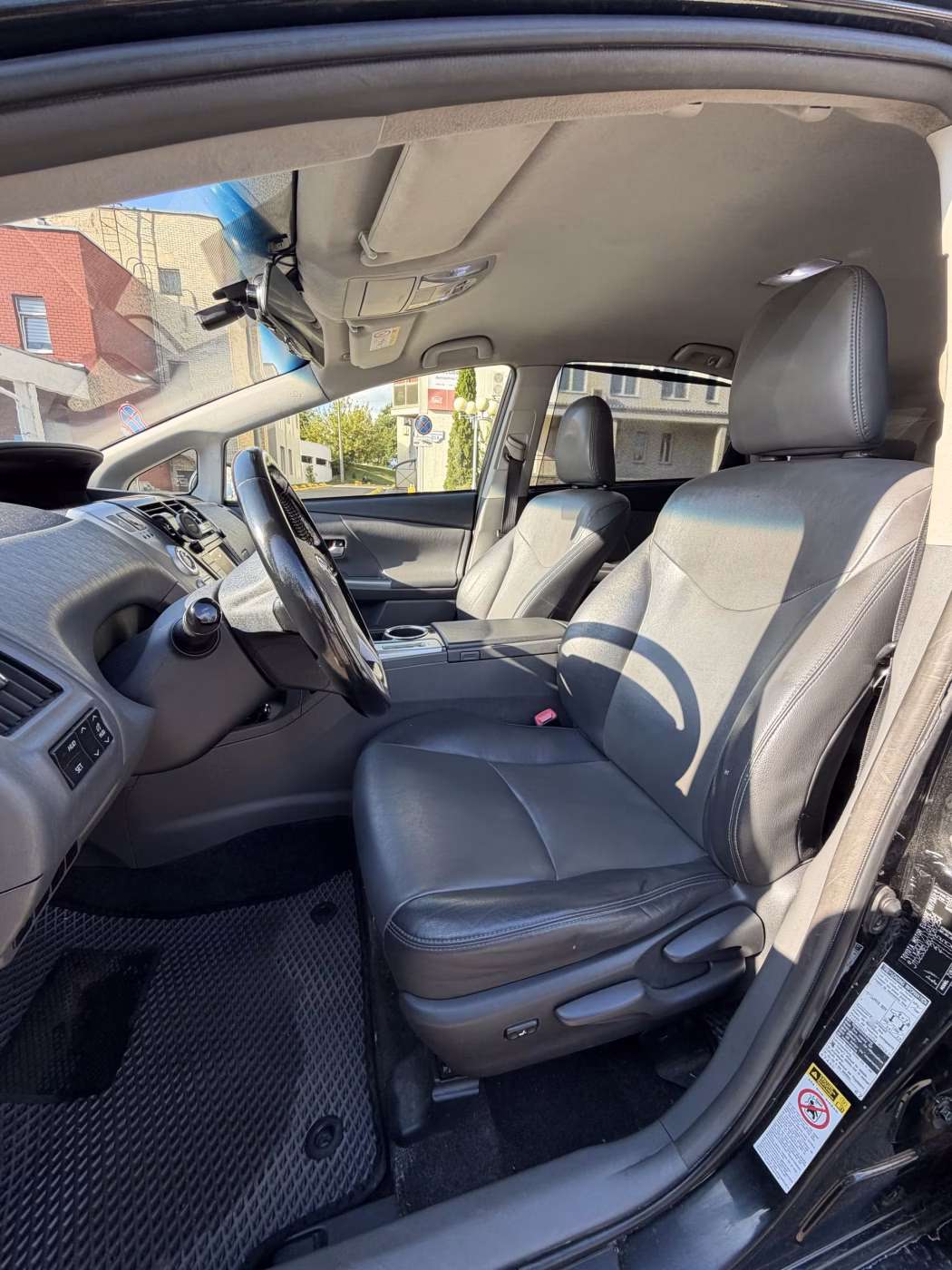 Toyota Prius V(+) фото 13