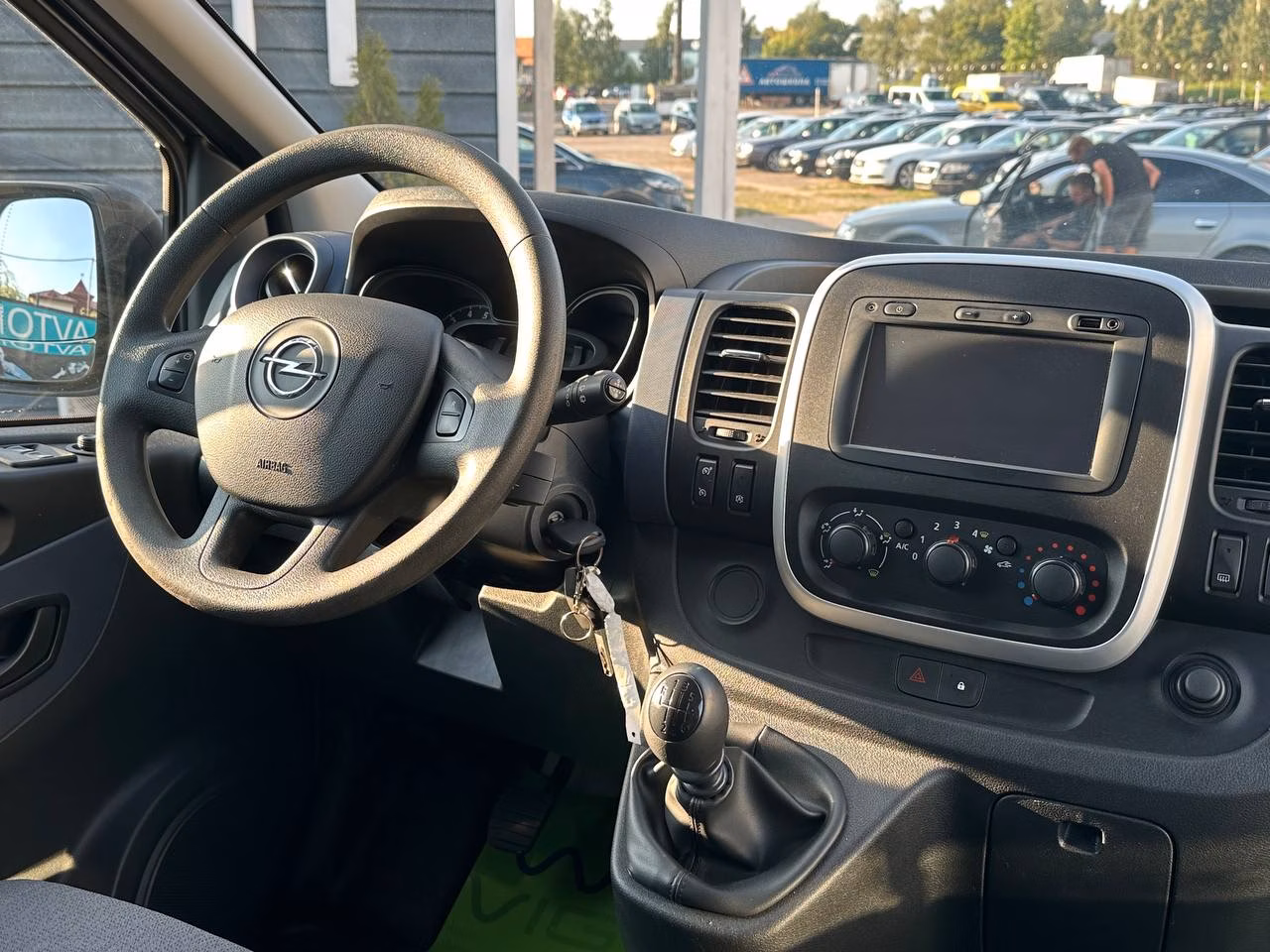 Opel Vivaro фото 17