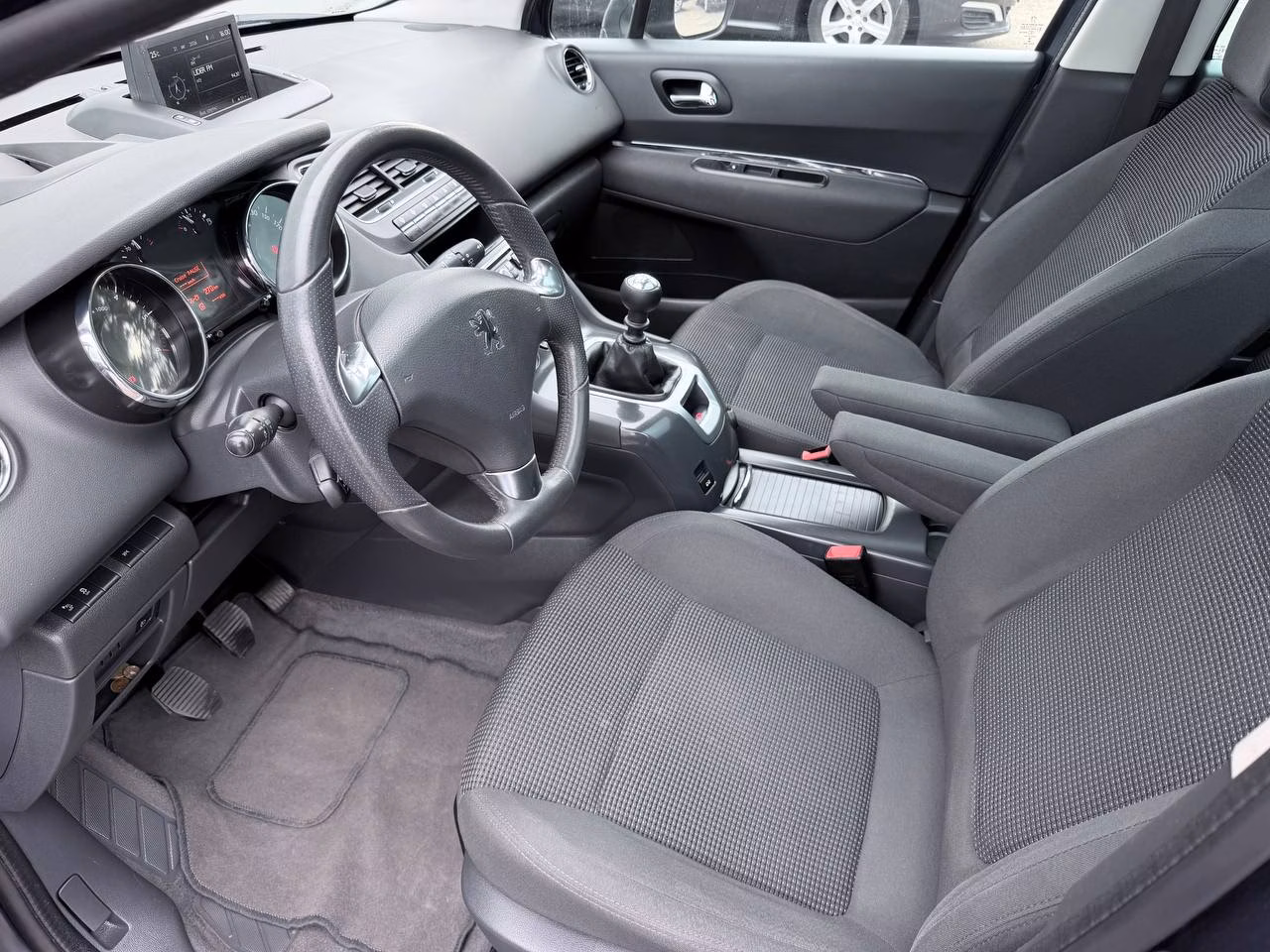 Peugeot 5008 фото 9