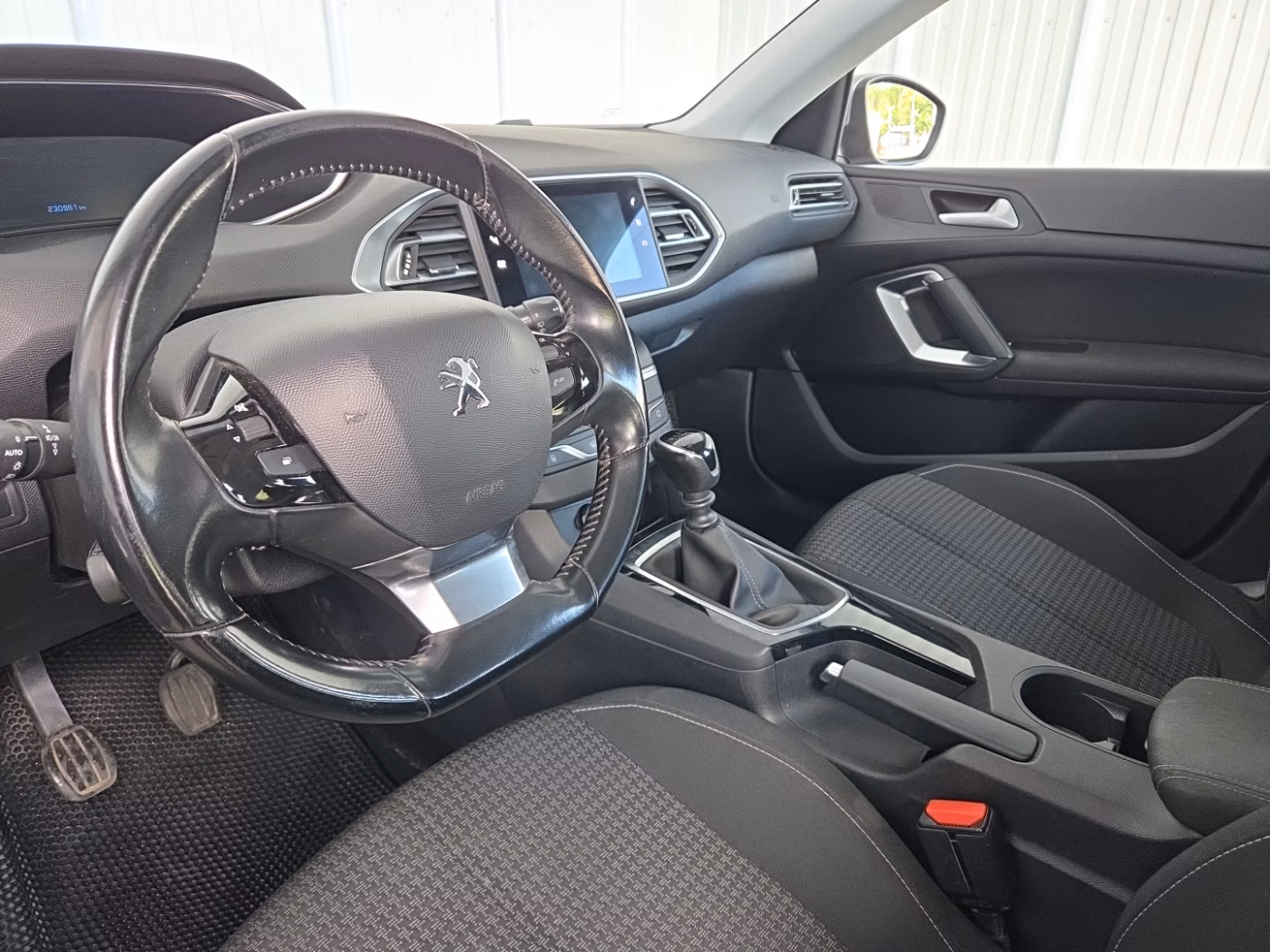 Peugeot 308 фото 11