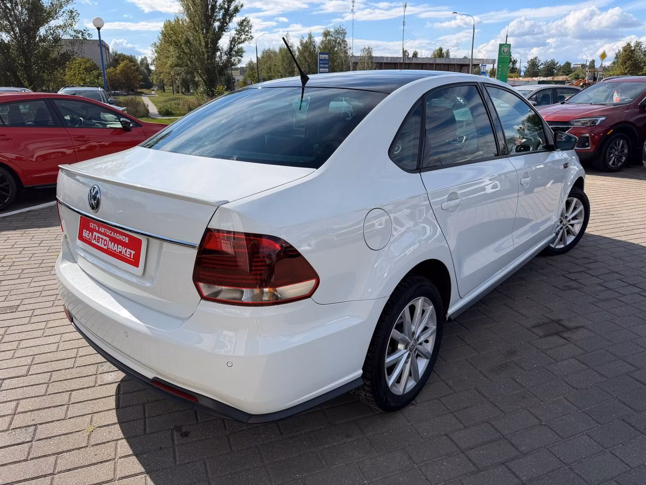 Volkswagen Polo Sedan фото 2
