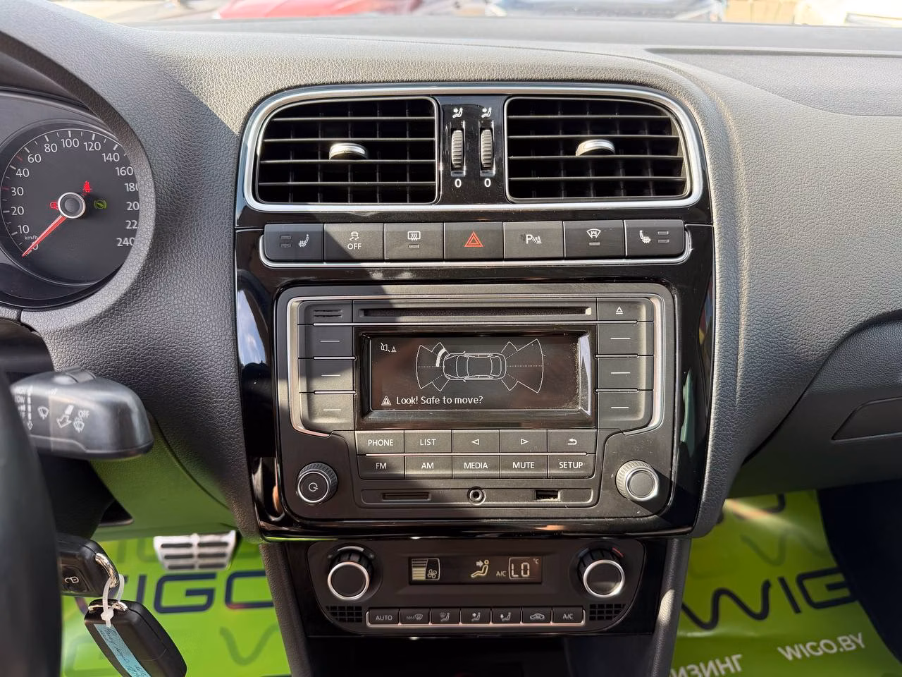 Volkswagen Polo Sedan фото 12