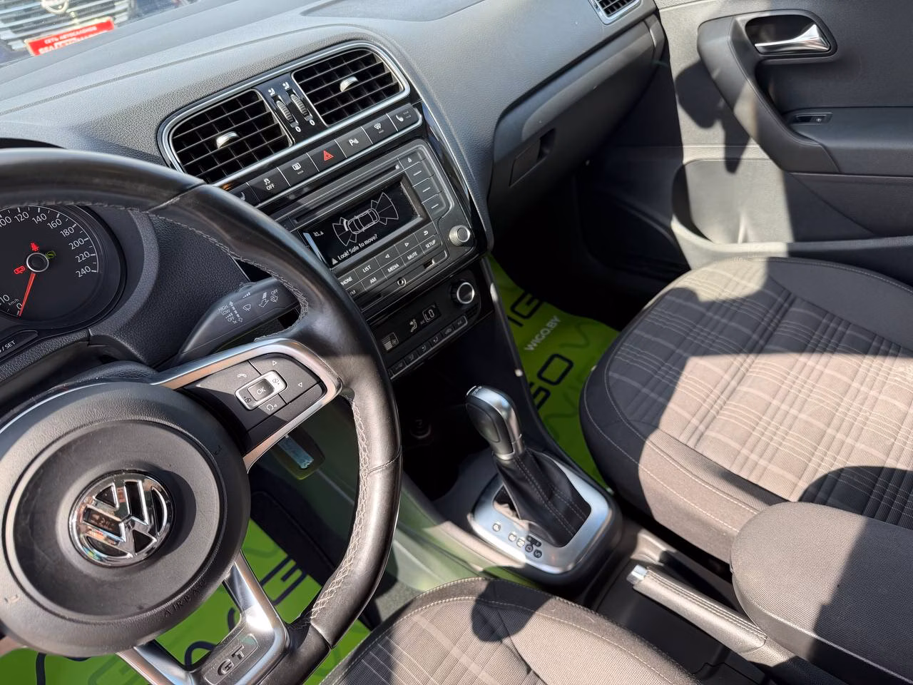 Volkswagen Polo Sedan фото 13