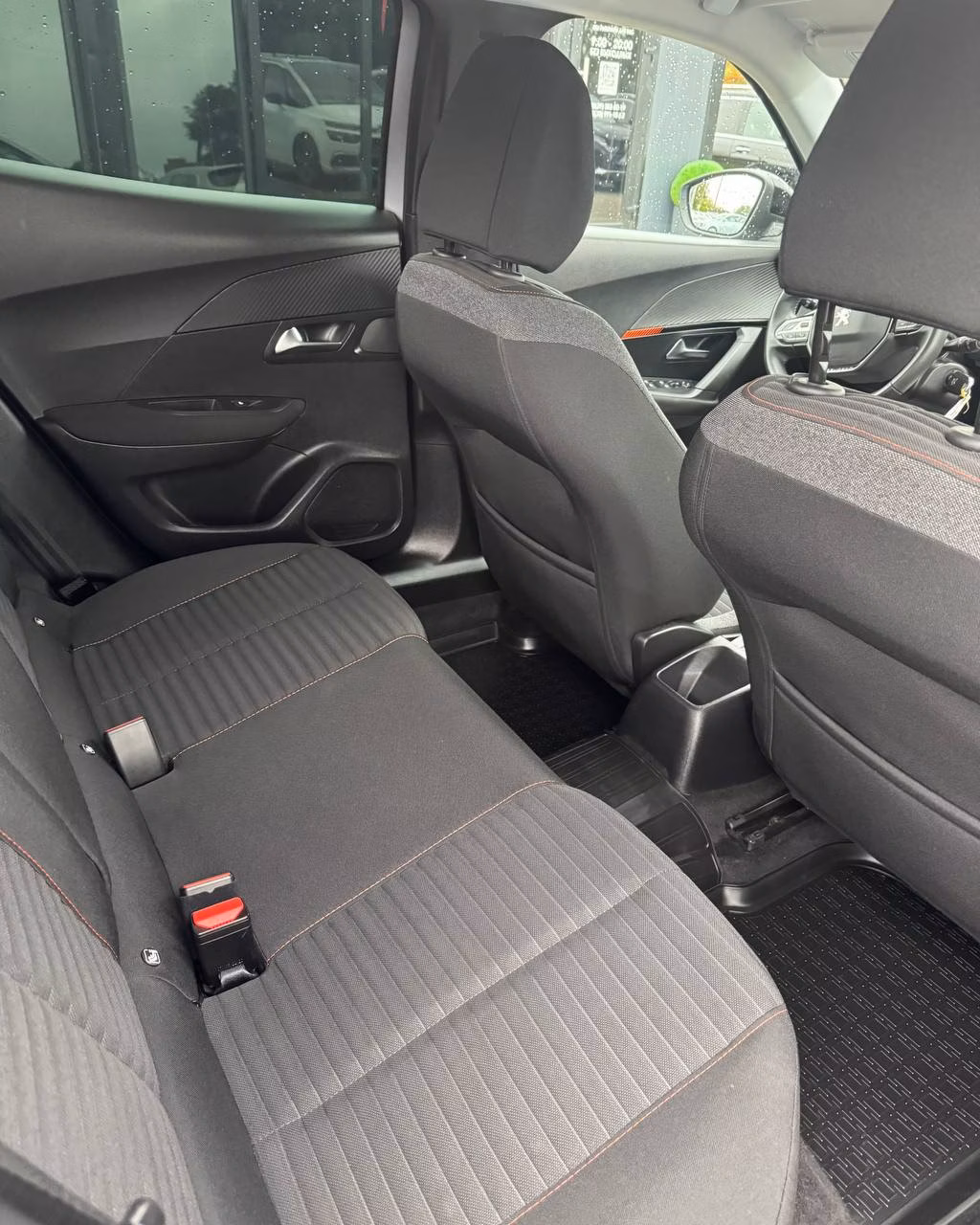 Peugeot 2008 фото 12