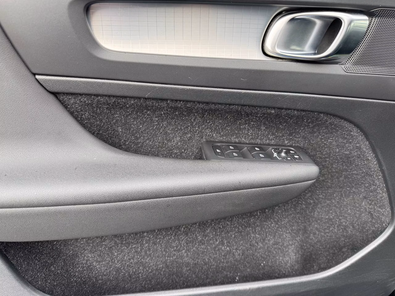 Volvo XC40 фото 15
