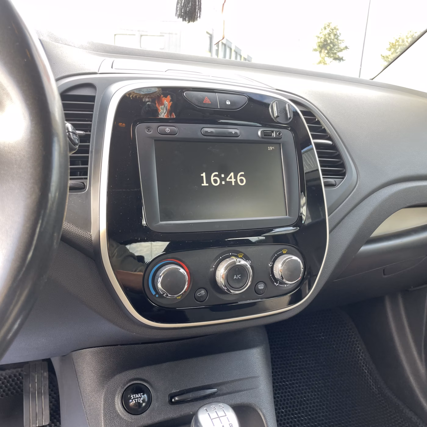 Renault Captur фото 18