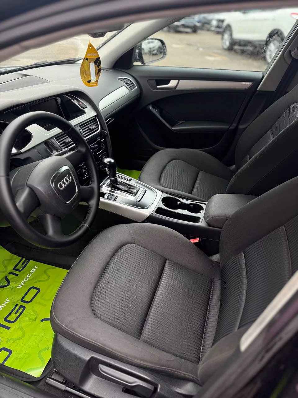 Audi A4 фото 8